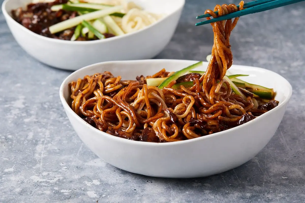 Kore Usulü, Özgün Jajangmyeon Tarifi: Siyah Fasulye Soslu Noodle Tarifi